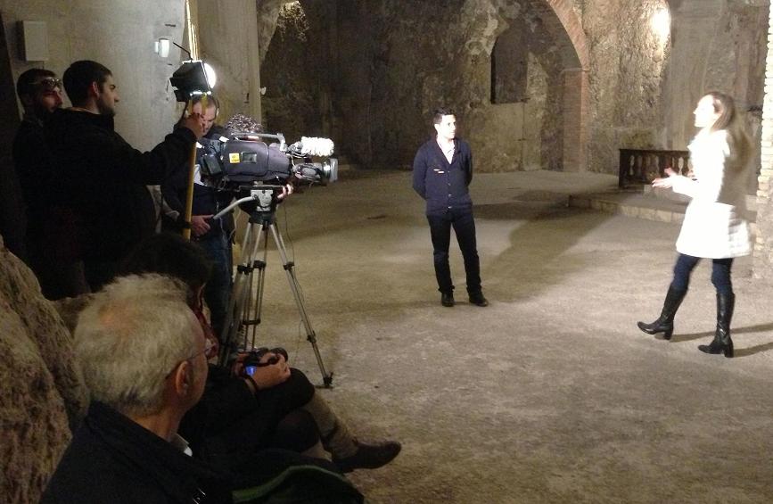 Un momento della registrazione nelle grotte di Cagliari