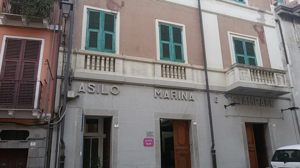 La facciata d'ingresso dell'Asilo. Da: Cagliari.vistanet.it. 