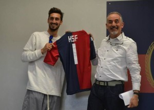 Luigi Cadeddu (a destra) con un campione del calcio.
