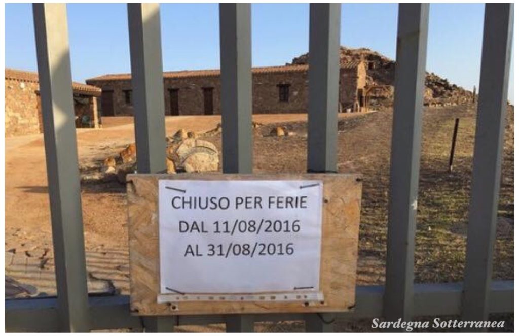 Il cartello sul cancello del Nuraghe Seruci: foto scattata da Diego Schirru nell'agosto del 2016