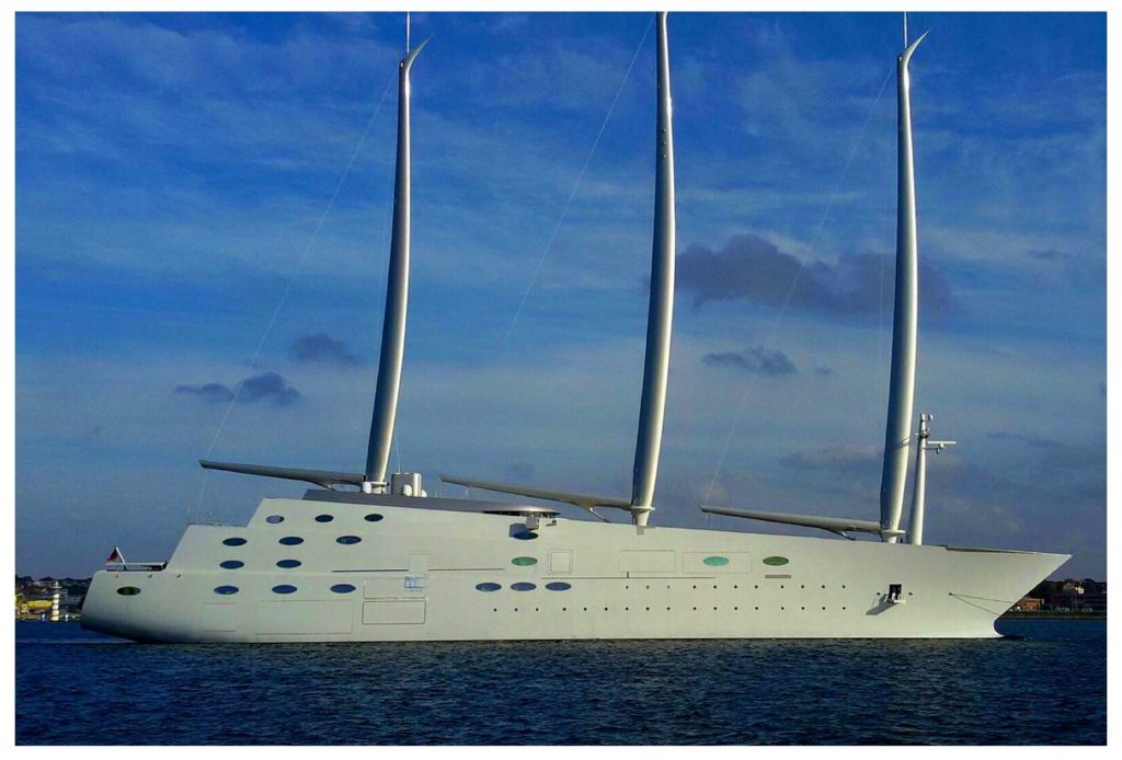 La Sardegna stregata dal passaggio del Sailing Yacht A, il veliero più grande del mondo, costato 400 milioni di euro.
