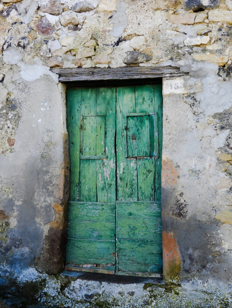 Rebeccu: la porta di una casa. 